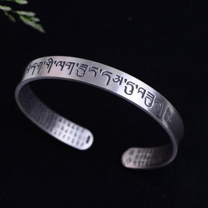 Bracelet ouvert gravé du « Om Mani Padme Hum »