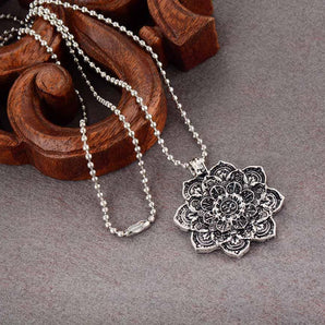 Collier pendentif tibétain mandala, Fleur de Lotus et « Om »