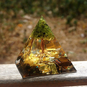 Pyramide Orgonite  «Arbre de Vie» Œil de tigre, Péridot et feuilles d’or