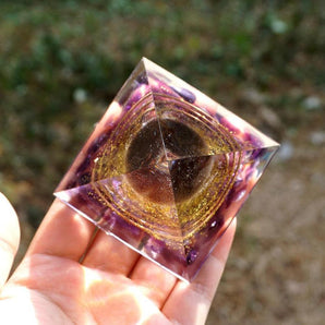 Pyramide Orgonite Cristal Smoky, Améthyste et feuilles d’or