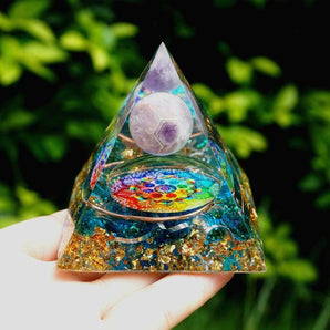 Pyramide Orgonite en Améthyste, Quart bleu, cuivre et feuilles d’or