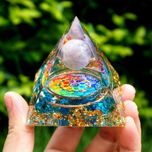 Pyramide Orgonite en Améthyste, Quart bleu, cuivre et feuilles d’or