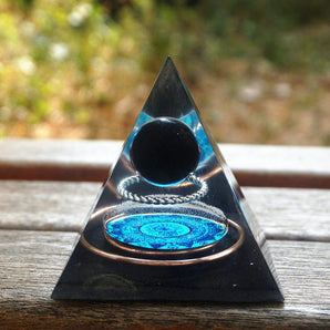 Pyramide Orgonite Obsidienne noire et cuivre