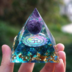 Pyramide Orgonite «Om», sphère Améthyste, Quartz bleu et feuilles d’or