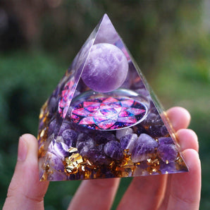 Pyramide Orgonite, sphère en Améthyste, feuilles d’or et fleur de lotus