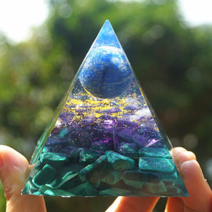 Pyramide Orgonite, sphère Lapis Lazuli, Améthyste et Malachite